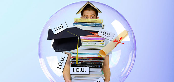 Rundum-Wissen und Informationen zur Insolvenz - Student mit Büchern auf Arm unter der Schuldenglocke